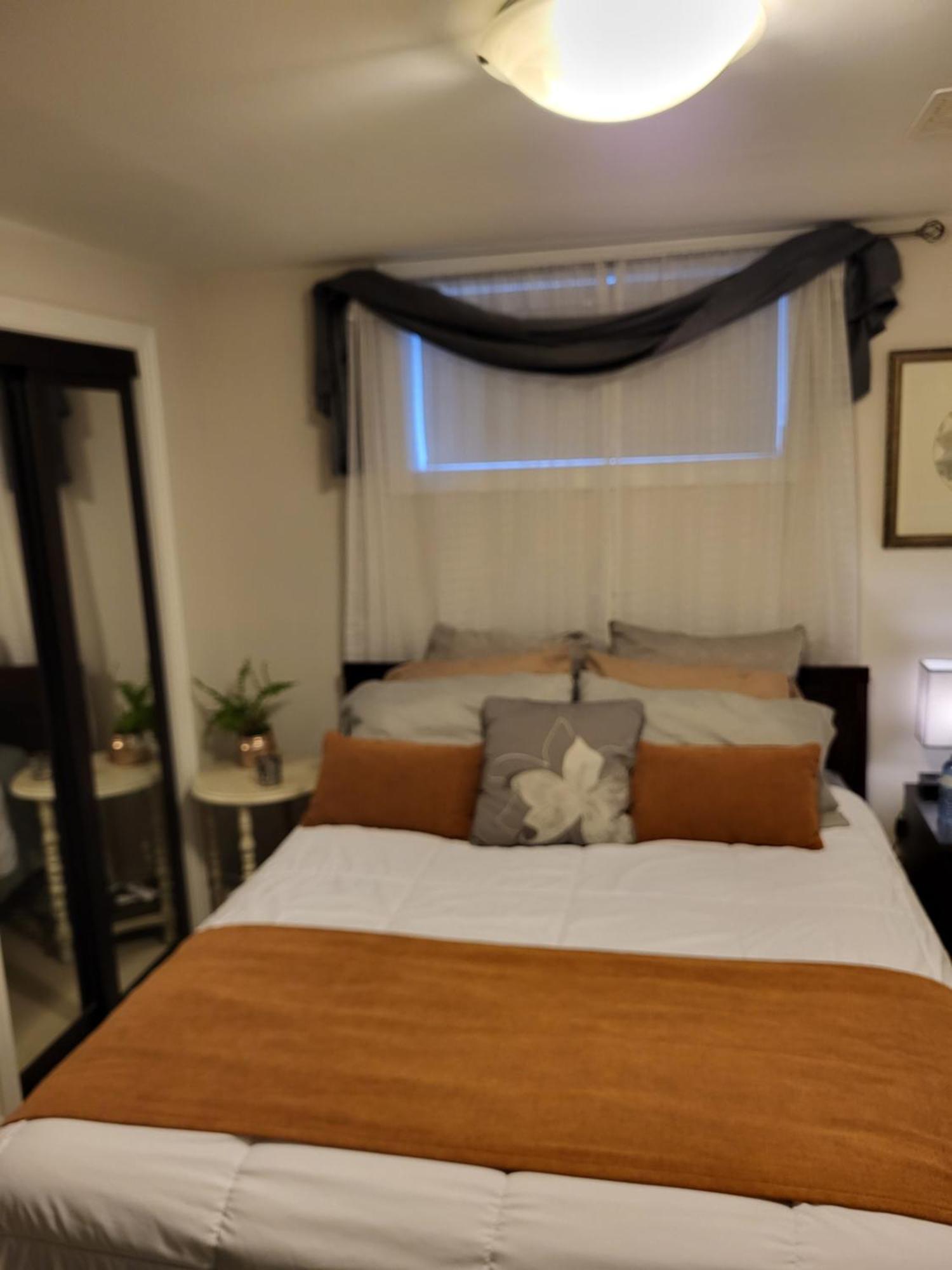 Cozy Suite With Hot Tub & Highspeed Internet Гримсби Екстериор снимка